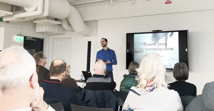 Klimatforskare Gabriele Messori föreläser på Norrtälje konsthall. Foto: SUA