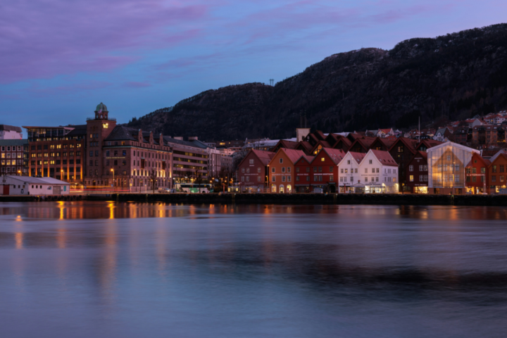 Vatten och stad i kvällsljus